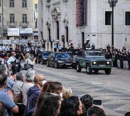 Aplausos a Jorge Sampaio à passagem do cortejo fúnebre pela Câmara Municipal de Lisboa