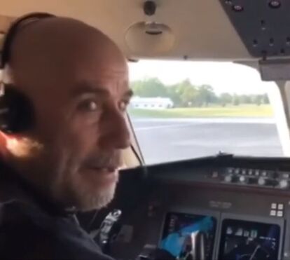John Travolta visita Açores aos comandos do seu próprio avião