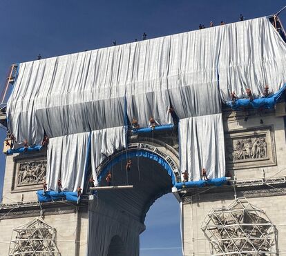 ‘Empacotaram’ o Arco do Triunfo! Monumento parisiense está totalmente coberto