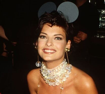 Linda Evangelista processa empresa por procedimento que a deixou “brutalmente desfigurada”