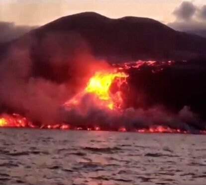Imagens captadas pela Guardia Civil espanhola mostram lava do vulcão de La Palma a cair no mar