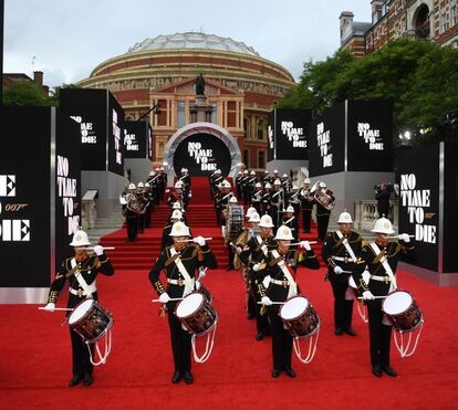 Desfile de realeza e celebridades na estreia mundial de James Bond no Royal Albert Hall