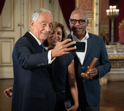 Marcelo Rebelo de Sousa dá comenda aos atores Maria do Céu Guerra e a Sinde Filipe
