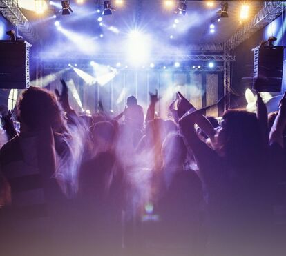'Noite' da independência! 8 discotecas que abrem portas esta noite para dançar até ser dia!