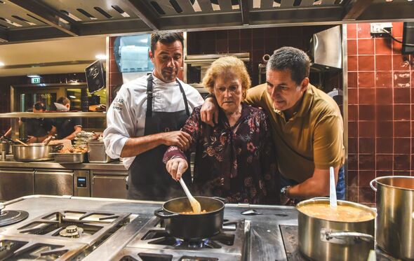 Pedro Cardoso com a mãe e o chef na cozinha do Solar dos Presentos