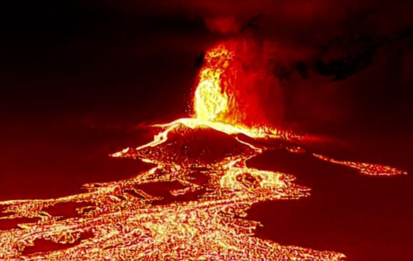 Imagens de drone mostram rio de lava em La Palma