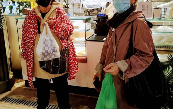Margarida Martins com a ministra da saúde, Marta Temido, no mercado de Arroios 