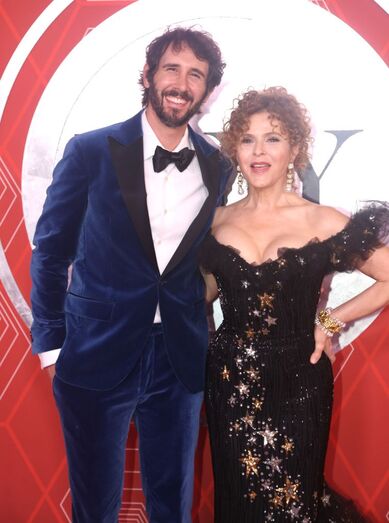 Josh Groban e Bernadette Peters, na cerimónia Tony Awards 2021