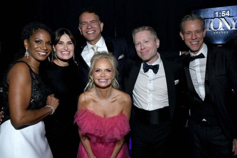 Audra McDonald, Idina Menzel, Brian Stokes Mitchell, Kristin Chenoweth, Anthony Rapp, e Adam Pascal, na cerimónia Tony Awards 2021