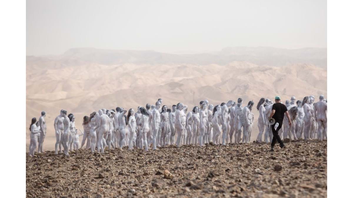 Projeto de Spencer Tunick junta cerca de 200 pessoas nuas no Mar Morto -  Planeta - FLASH!