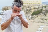 Chef Gil Fernandes à "pesca" do  melhor que as dunas do Guincho oferecem