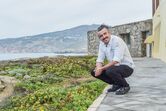 Chef Gil Fernandes à "pesca" do  melhor que as dunas do Guincho oferecem