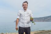 Chef Gil Fernandes à "pesca" do  melhor que as dunas do Guincho oferecem
