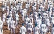 Confira o momento em que centenas posam nus junto ao Mar Morto, em projeto de Spencer Tunick