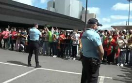 Confusão no aeroporto: Multidão aguarda chegada de Seleção de Futsal, campeã do mundo 