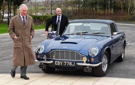  Como assim? Príncipe Carlos abastece o seu Aston Martin com vinho branco e queijo