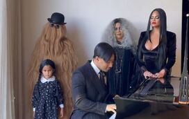 Que máximo! Clã de John Legend faz uma cópia irrepreensível da 'Família Adams' no Halloween