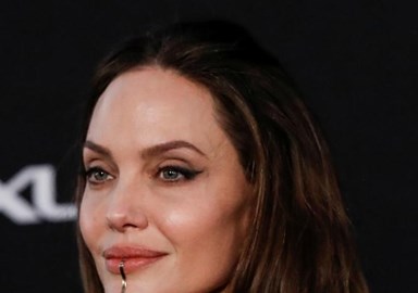 Angelina Jolie surge deslumbrante com os filhos em pré-estreia de Eternos