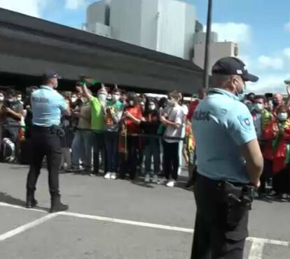 Confusão no aeroporto: Multidão aguarda chegada de Seleção de Futsal, campeã do mundo 
