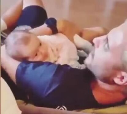 Vídeo. Tiago Teotónio Pereira mostra cumplicidade com filha de um mês