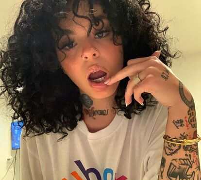 Morreu a cantora  Emani 22, conhecida pelas canções 'Feelings' e 'Inside'