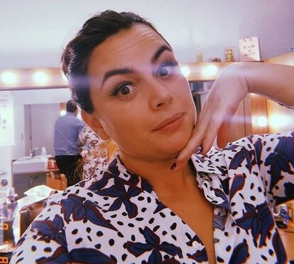 Ups! Ana Guiomar tira foto de penas abertas e deixa fãs em polvorosa 