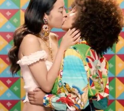 Nova campanha da Dolce & Gabbana com marca de chocolate junta duas mulheres aos beijos