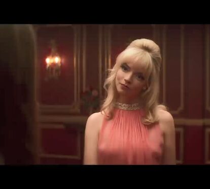 Depois do sucesso de ‘O Gambito de Dama’, Anya Taylor-Joy junta-se a Thomasin McKenzie para matar saudades em ‘A Noite Passada em Soho’ 