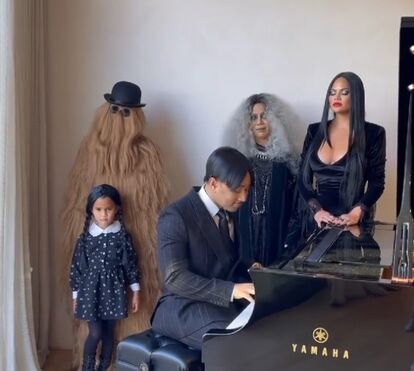 Que máximo! Clã de John Legend faz uma cópia irrepreensível da 'Família Adams' no Halloween