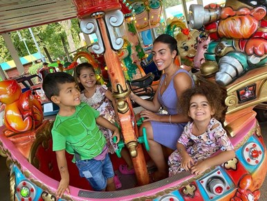 Georgina Rodríguez a brincar num parque infantil com os filhos, em