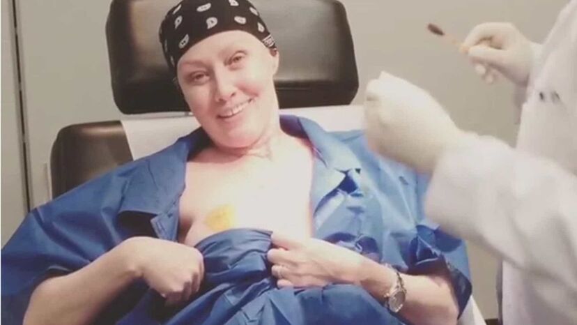 Shannen Doherty recusa baixar os braços e diz que se mantém a trabalhar e a lutar contra um cancro em fase 4.