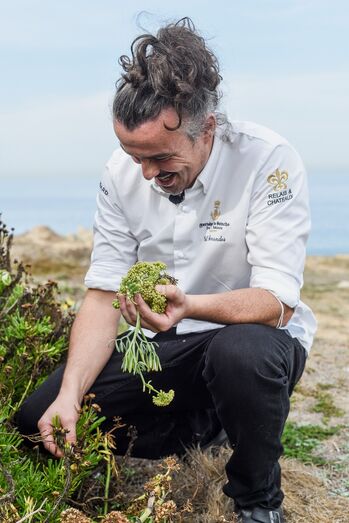 Chef Gil Fernandes à "pesca" do  melhor que as dunas do Guincho oferecem