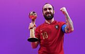 Ricardinho, da equipa portuguesa, com o troféu após a vitória de Portugal do Mundial de Futsal 2021 