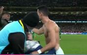 Ronaldo deu camisola e abraço a menina que entrou em campo após o Irlanda-Portugal 