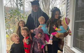 Veja a alegria dos filhos de Alec Baldwin após o anúncio da chegada de um irmão