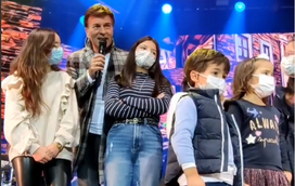 Tony Carreira emociona público ao cantar com crianças do Instituto Português de Oncologia