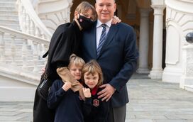 Finalmente chegou! Princesa Charlene regressa ao Mónaco e mostra reencontro com Alberto e os filhos gémeos