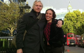 Cerimónia atrás de barras: Julian Assange recebe permissão para casar com companheira na prisão
