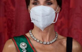 Letizia usa impressionante tiara russa no primeiro jantar de gala em 2 anos