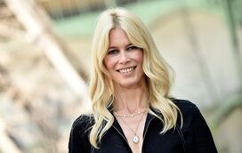 Atrevida! Claudia Schiffer mostra mais do que deve aos 51 anos