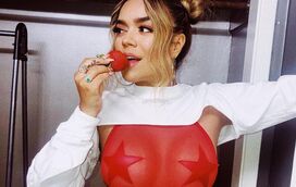 Assustador! Karol G dá trambolhão em concerto nos Estados Unidos: “Dói-me tudo”