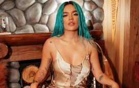 Karol G assustou os fãs com grave queda em palco