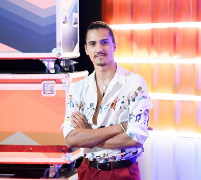 Solidão, choque, 'depressão' e namorada quase lhe destruíram o sonho. Como a vida em Inglaterra marcou o concorrente do 'The Voice'
