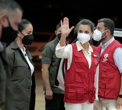 Letizia debaixo de 'fogo'! No Paraguai andou sempre com o colete da ajuda humanitária, mas dormiu em hotel de luxo