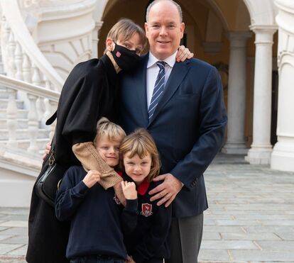 Finalmente chegou! Princesa Charlene regressa ao Mónaco e mostra reencontro com Alberto e os filhos gémeos