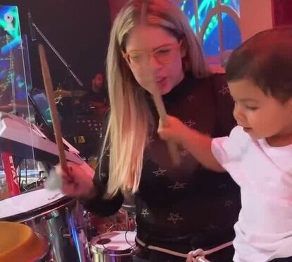 Antes do desfecho trágico. Marília Mendonça e o filho em palco