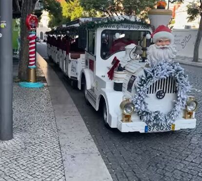 Olha o comboio do Pai Natal! A grande aventura já começou na Baixa de Lisboa. Venha daí!