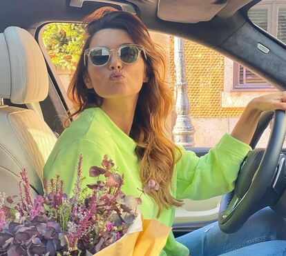 O amor anda no ar?! Maria Cerqueira Gomes regressa ao Porto e recebe ramo flores