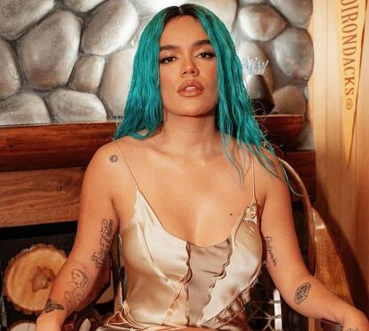 Karol G assustou os fãs com grave queda em palco