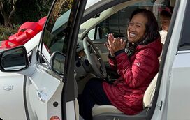 Veja como ficou a mãe de Dwayne The Rock Johnson com o presente de Natal que recebeu do filho